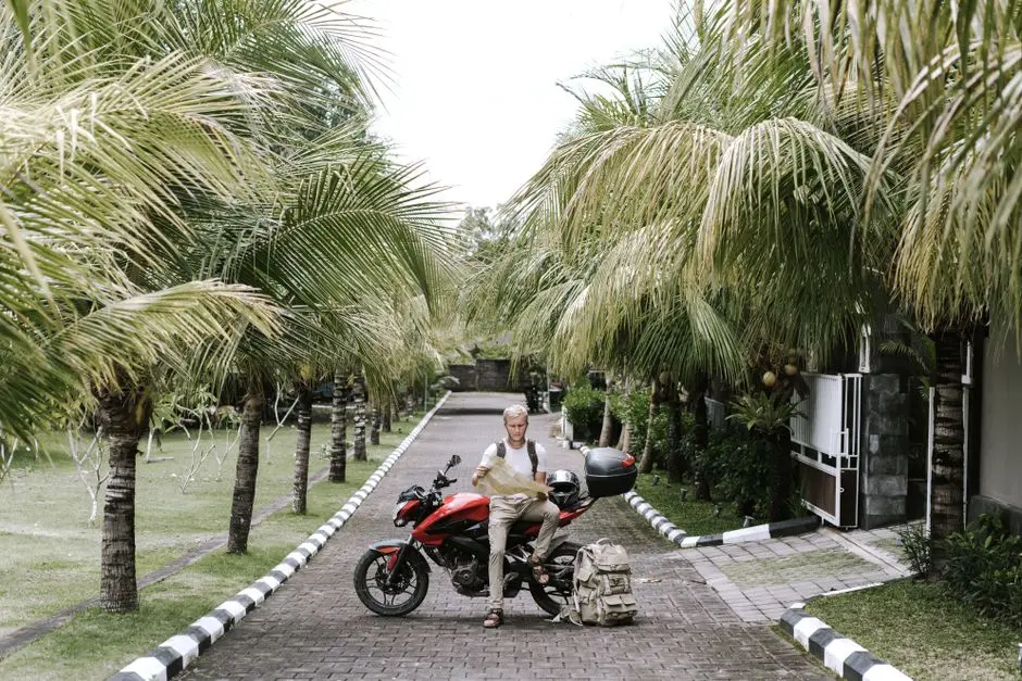 Persiapan jalan-jalan praktis dengan tas ransel dan peta perjalanan